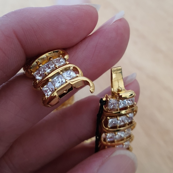 "Interlude" Gold Fifth Avenue Collection Bracelet - Picture 4 of 10